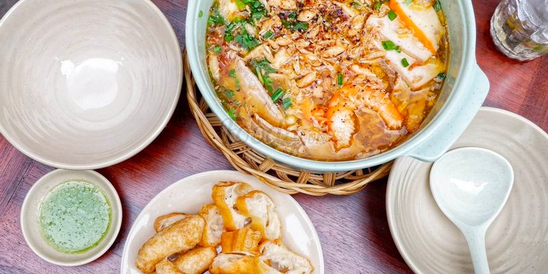 Bánh canh cua Bà Ba nổi tiếng đường Nguyễn Biểu
